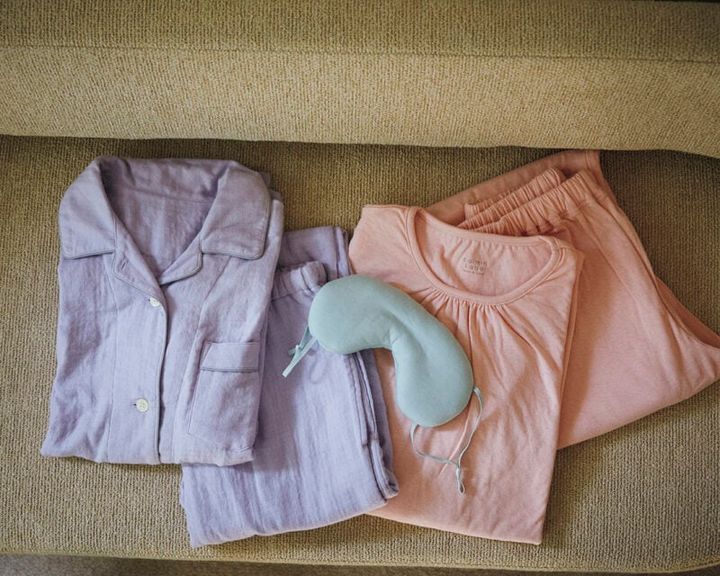 左：柔らかな肌触りと軽さを両立、高い保湿性と通気性がある。UCHINOマシュマロガーゼパイピング レディスパジャマ ヴァイオレット 2万7500円（内野） 中：2層構造のふわふわした中材が目をやさしく包む。目のおふとん 980円（カインズ） 右：三橋さん監修。伸縮性のあるニットガーゼ素材で、寝返りしても生地がつっぱりにくく、リラックスした着心地が特徴。肌面綿シルクニットガーゼ 1万8800円（快眠ラボ／カイタックファミリー）