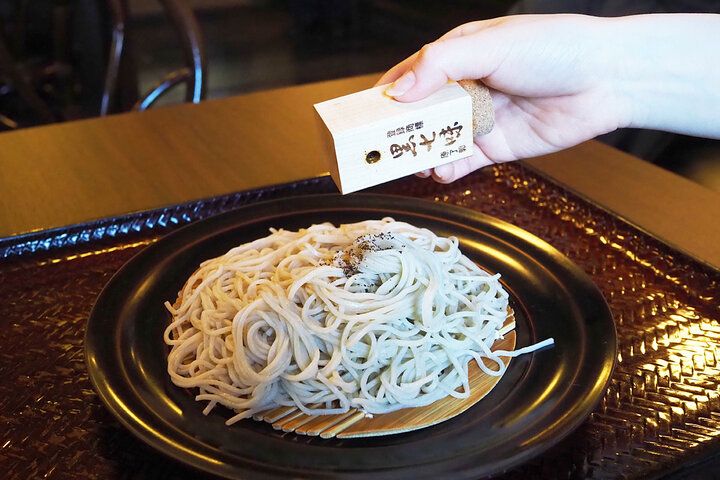 江戸時代の蔵で時を味わう♪ ノスタルジックに浸る小田原の隠れ家で蕎麦ランチを「そばと板わさ 美藏」