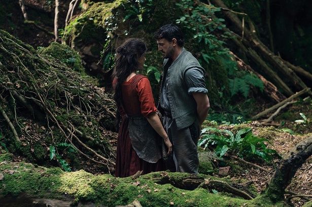 教師をしていたウィリアムは森で見かけたアグネスに惹かれ、2人は結婚する(『ハムネット』) [c]2025 FOCUS FEATURES LLC.