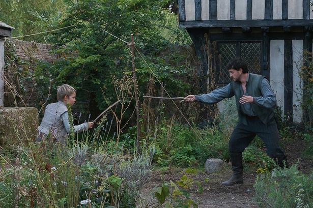 決闘ごっこなどお芝居が家族を一つにしていた(『ハムネット』) [c]2025 FOCUS FEATURES LLC.