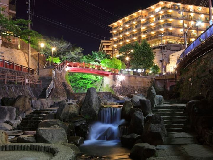 兵庫県神戸市に位置する「有馬温泉」は、日本三名泉の1つに数えられる歴史深い温泉地です。豊臣秀吉も愛した名湯や芸妓文化が息づき、炭酸煎餅や釜飯などのグルメも充実。六甲山へのアクセスが良く、多彩なイベントや観光スポットでにぎわいを見せています。