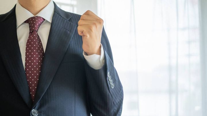 ガッツポーズする人