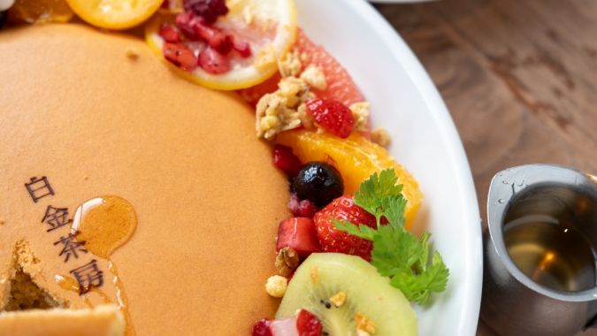 白金茶房 季節のフルーツとミックスベリーパンケーキ