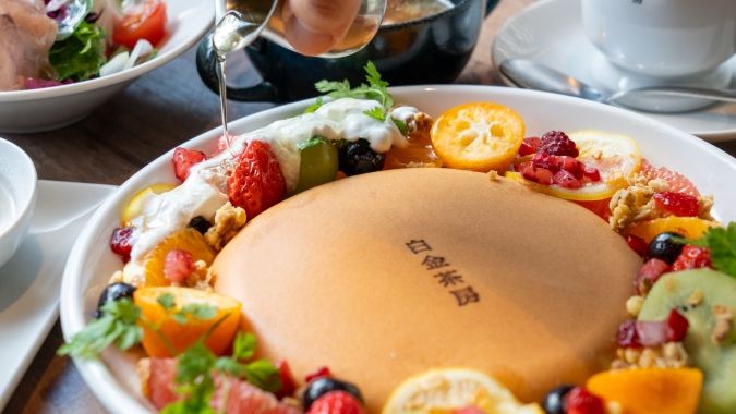 白金茶房 季節のフルーツとミックスベリーパンケーキ