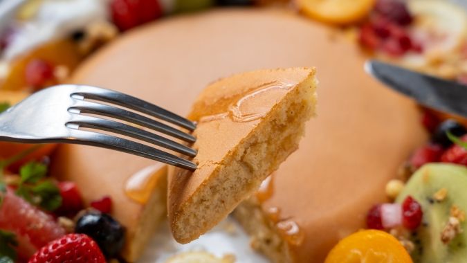 白金茶房 季節のフルーツとミックスベリーパンケーキ