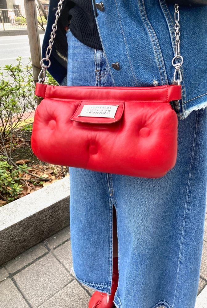 独創的なフォルム＆鮮やかな赤が映えるメゾンマルジェラのチェーンバッグ