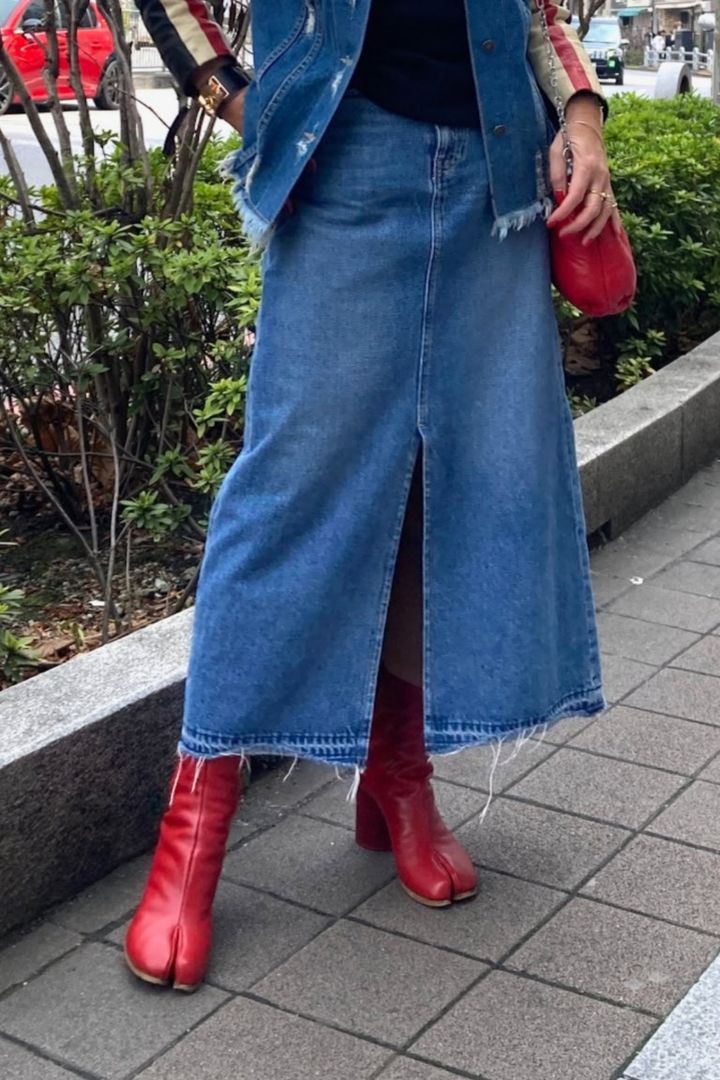 スリットが抜け感を生み出すデニムスカート