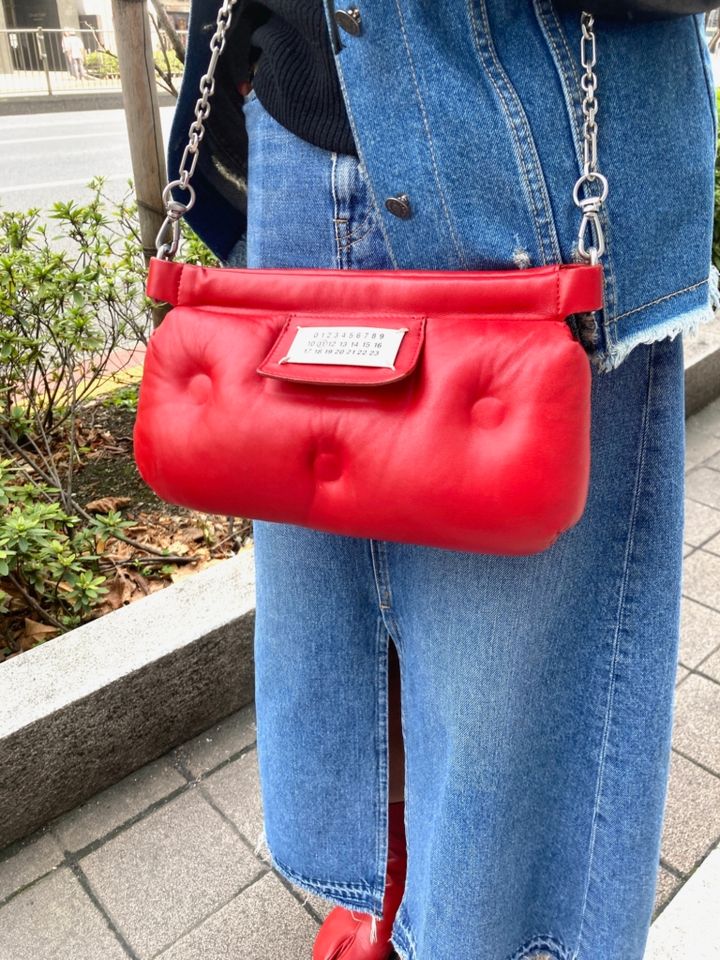独創的なフォルム＆鮮やかな赤が映えるメゾンマルジェラのチェーンバッグ