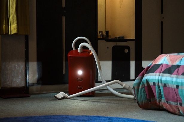 【写真を見る】掃除機とのロマンスが、国家をひっくり返す事件に!?タイの怪談から着想を得た、奇想天外なストーリーに世界が仰天 [c] 2025 185 FILMS, HAUT LES MAINS, MOMO FILM CO.