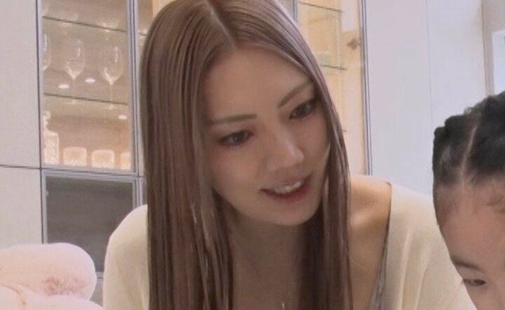 【写真・画像】「カードの引き落としは月1000万円以上」田園調布の豪邸で暮らす超セレブママ（38）の美貌に衝撃「可愛い！」「38歳に見えない！！」 1枚目