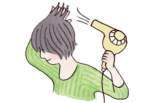 【1分スタイリング3】つむじ付近をドライヤーで立ち上げてボリューム感アップ