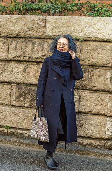 書籍内で披露している「ローブ ド シャンブル コムデギャルソン」のコートを合わせたコーディネート。コートは20年ほど前に購入したもの。