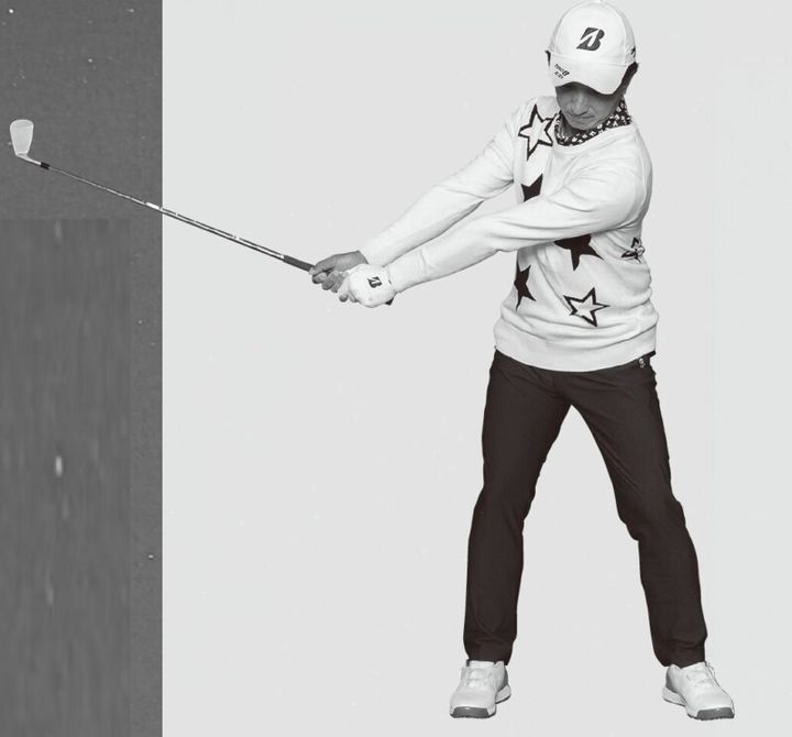 三角形をキープしなくてもいい⁉正しいスイングをツアーコーチが解説