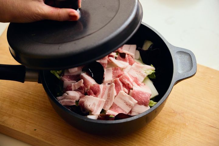 白菜と豚肉を蒸し煮にする