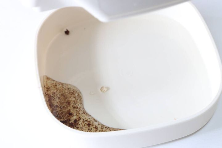 ダイソーのバスケットポット3号 アイボリーの受け皿に水が溜まった状態