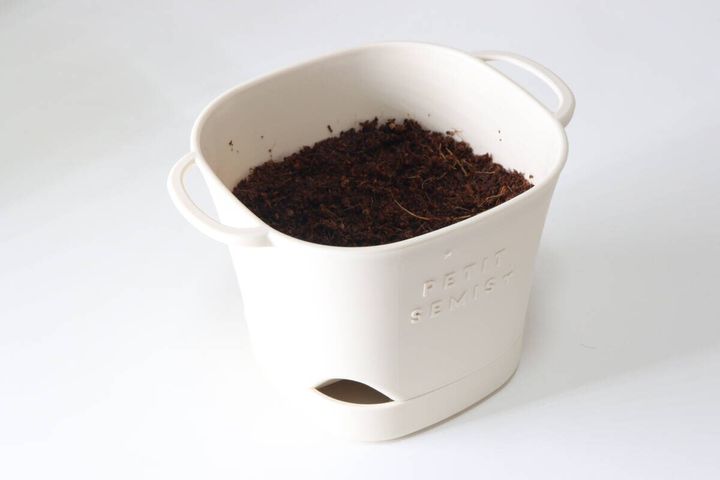 ダイソーのバスケットポット3号 アイボリーに土を入れた様子