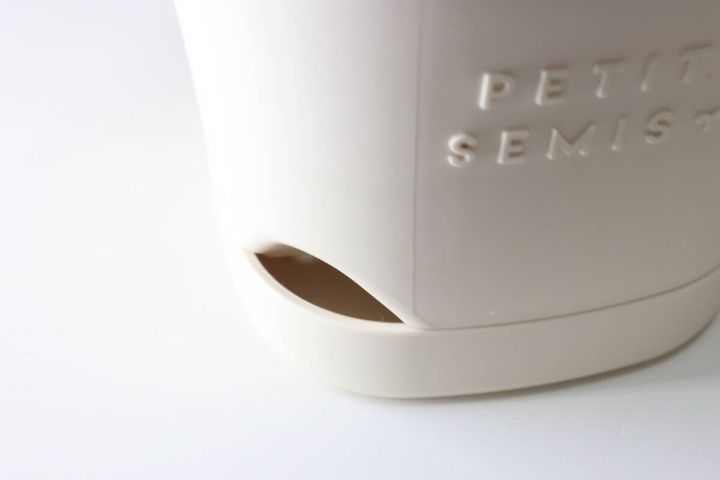 ダイソーのバスケットポット3号 アイボリーの給水口