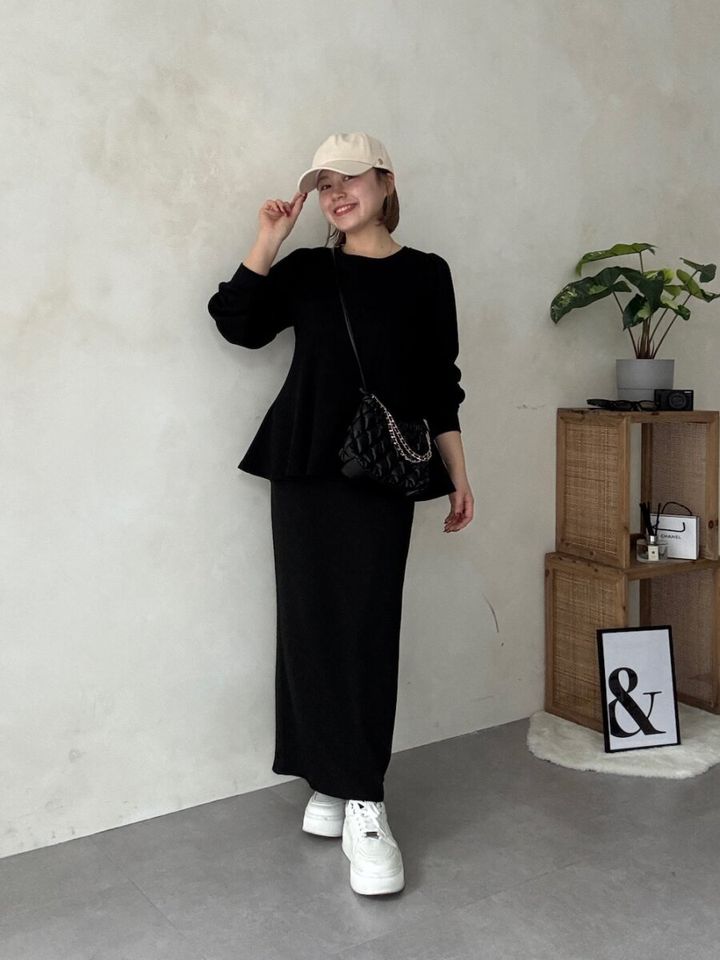 2026春大人女性おすすめ白スニーカーブラックコーデ