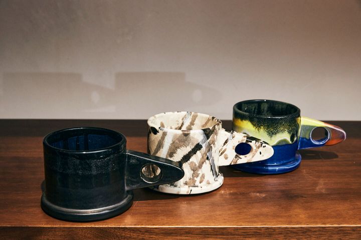 個性的なハンドルデザインの陶器カップ3点のプロダクトカット
