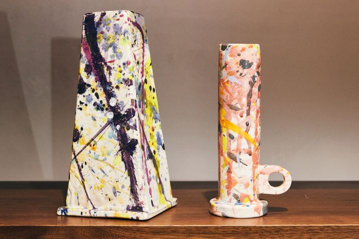 ペイント柄が施された陶器オブジェ2点のプロダクトカット