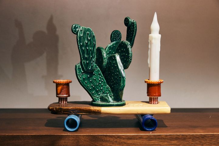 サボテンモチーフの陶器オブジェとキャンドルホルダーのディスプレイ