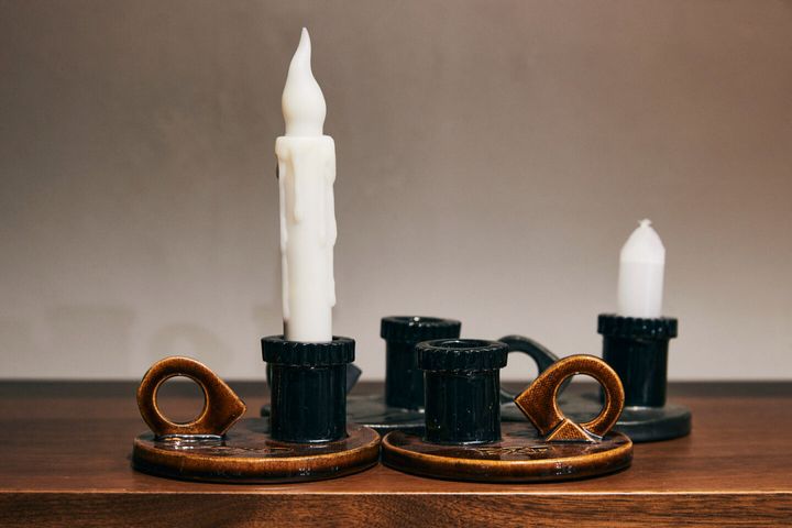 陶器製のキャンドルホルダーに白いキャンドルを立てたオブジェ