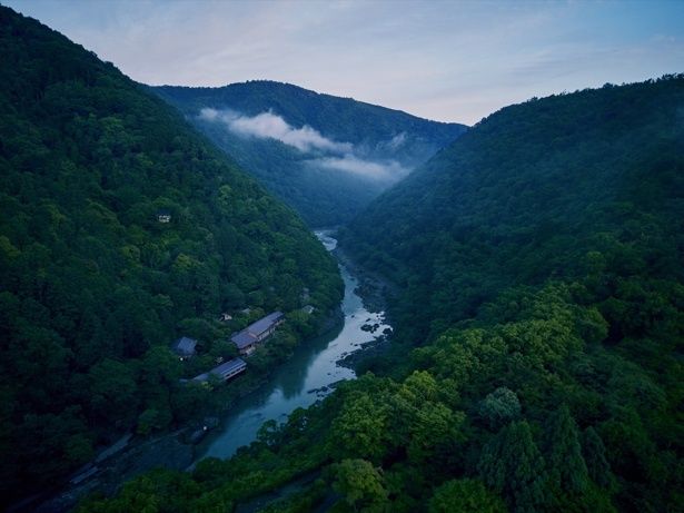 嵐峡の川と山に囲まれた星のや京都