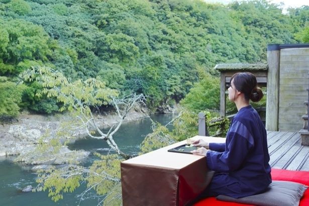 目の前に小倉山と大堰川を望む空中茶室