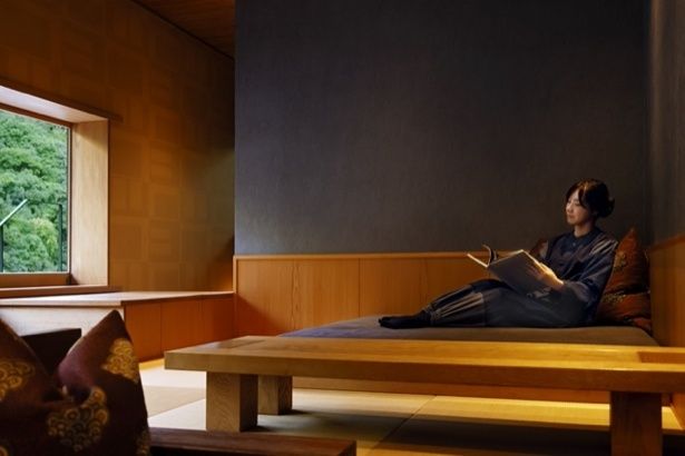 【写真】ライブラリーラウンジでひとり読書にふける