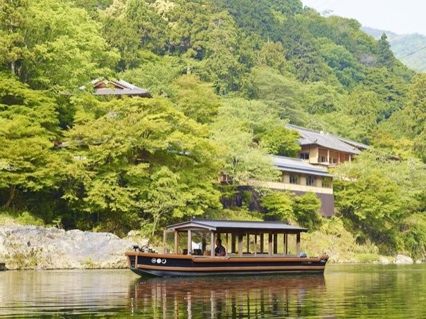 青もみじに囲まれた送迎船と施設