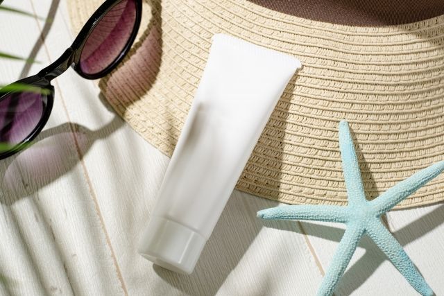 夏の美容 日焼け止めとサングラスと麦わら帽子