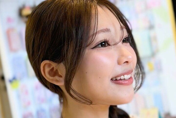 【写真・画像】「TWICEのツウィに激似」シール交換カフェの現役女子大生店長の美貌に驚きの声「本当に似てる」 1枚目