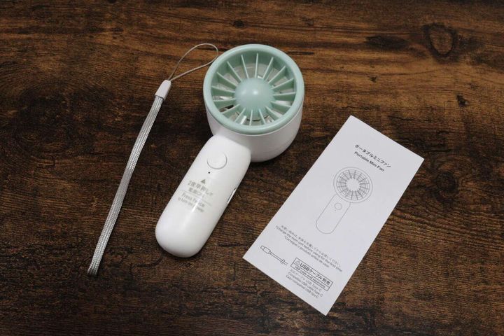 ダイソーのポータブルミニファンは取扱説明書とストラップ付き