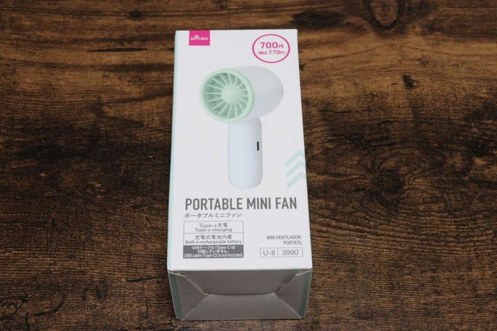 ダイソーのポータブルミニファンのパッケージ
