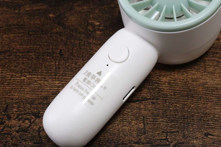 ダイソーのポータブルミニファンはスイッチ2度押しで電源ON
