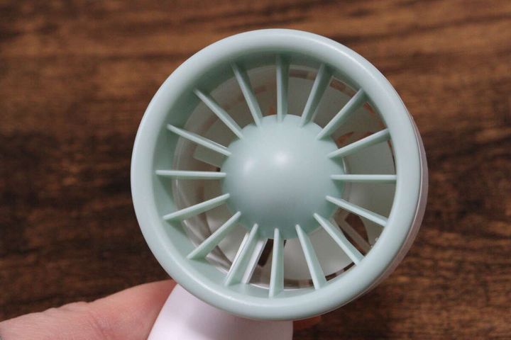 ダイソーのポータブルミニファンはホワイトとグリーンのおしゃれなバイカラーデザイン