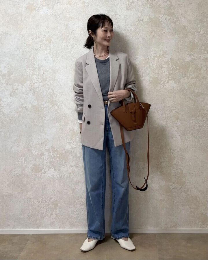 guダブルブレストジャケットベージュデニム春カジュアルコーデ