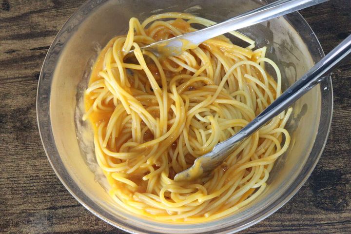 無印良品の耐熱ガラスボールを使ってパスタにソースを絡める様子