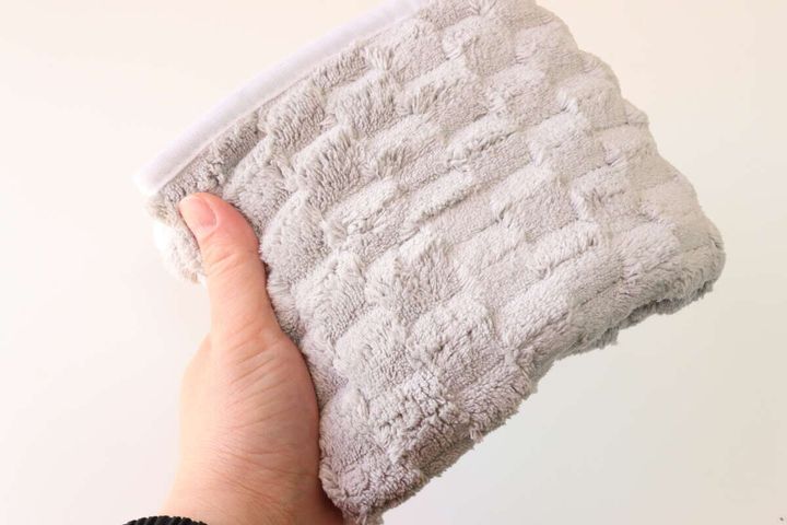 ダイソー クラウドグリッド フェイスタオル（ピンク、グレー） 色味 ボリューム