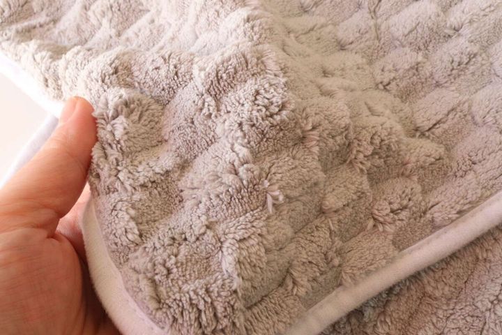 ダイソー クラウドグリッド フェイスタオル（ピンク、グレー） デザイン