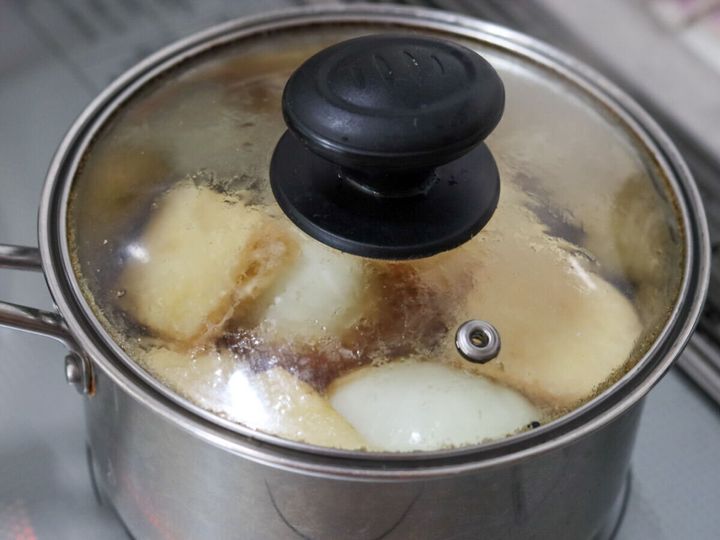 フタをして弱めの中火で煮ている鍋の様子