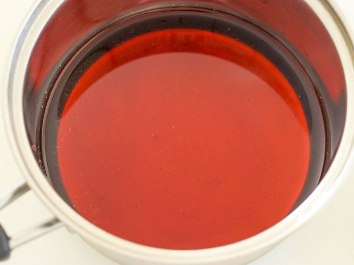 小鍋にだし汁としょうゆとみりんを入れた煮汁