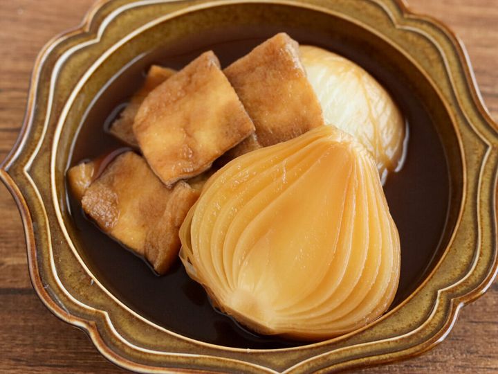 器に盛りつけたとろとろの新玉ねぎと油揚げのスープ煮