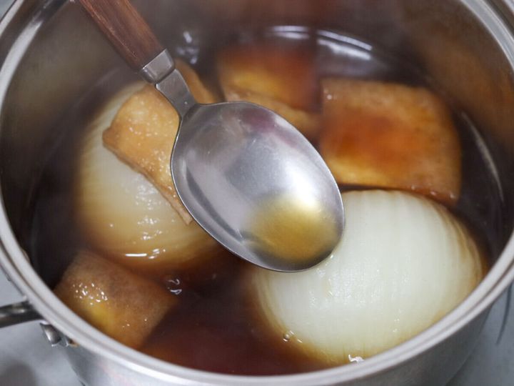 スプーンで煮汁を回しかけている工程