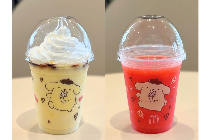 （左）ポムポムプリンのクリーミープリンフラッペ／￥490～、（右）ハローキティのジューシーいちごスムージー／￥450～（税込み）