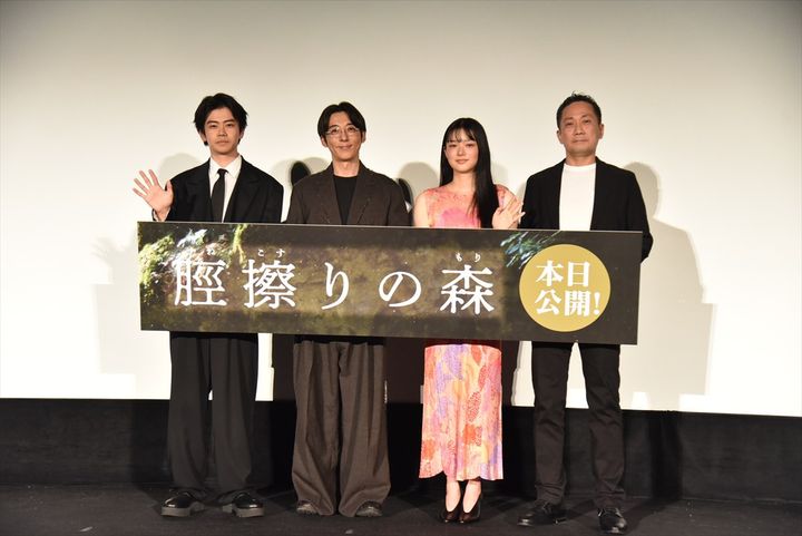 映画『脛擦りの森』公開初日舞台あいさつにて （C）『脛擦りの森』プロジェクト width=