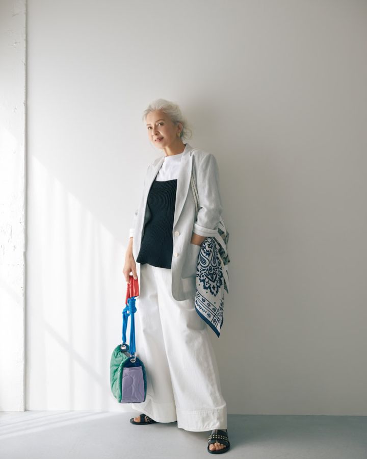 ジャケット¥34,100／メイラーモーメント、前後逆に着たビスチェ¥33,000／サードマガジン（ともにサードマガジン）、カットソー¥14,300／エブール（リトルリーグ インク）、パンツ¥39,600／プレインピープル（プレインピープル青山）、ピアス¥15,400／シルコ、バッグ¥70,400／ジャック・ゴム（ともにアッシュ・ペー・フランス）、肩がけしたバッグ（迷彩柄）¥15,400／マニプリ、バッグにつけたストール¥15,400／マニプリ（アッシュプラスエリオトロープ）、サンダル¥36,300／カステラーノ（フラッパーズ）