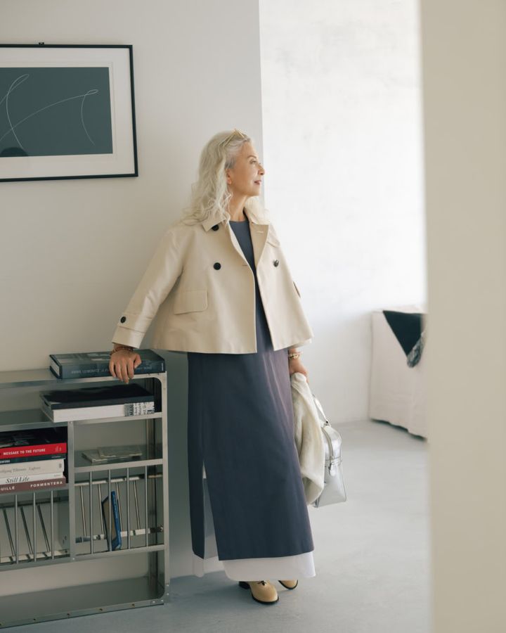 ジャケット¥63,800／トゥモローランド コレクション、ストール¥29,700／アソース メレ（ともにトゥモローランド）、ワンピース¥75,700／エブール（リトルリーグ インク）、バッグ¥121,000／ジャック・ル・コー、左手につけたブレスレット¥17,600、右手につけたブレスレット（上）¥19,800、（下）¥17,600／すべてナッシュ、サングラス¥25,300／ジミーフェアリー（すべてアッシュ・ペー・フランス）、靴¥73,700／ネブローニ