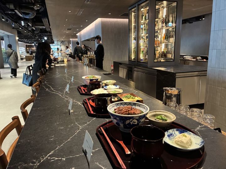 全周50ｍの圧巻バーカウンター