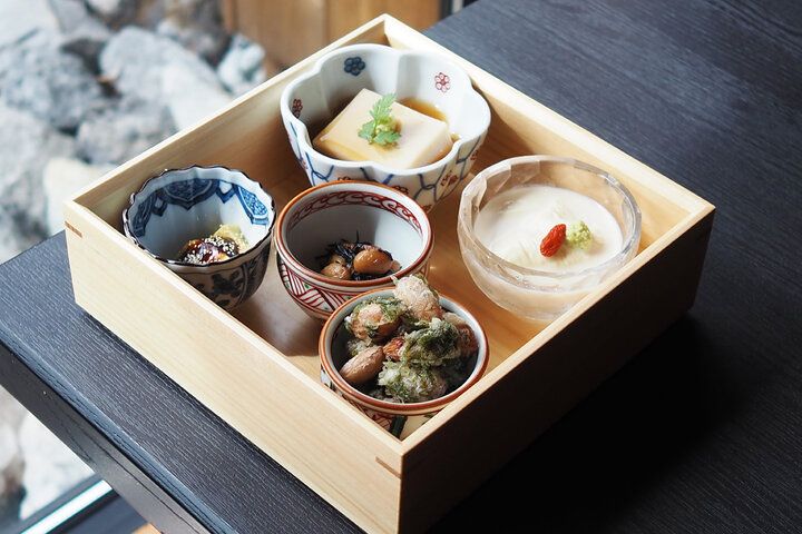 苔庭がすてき♪ とろける温泉湯豆腐＆釜めしランチを味わう、贅沢なひとり時間「箱根とうふ茶屋 八十八」